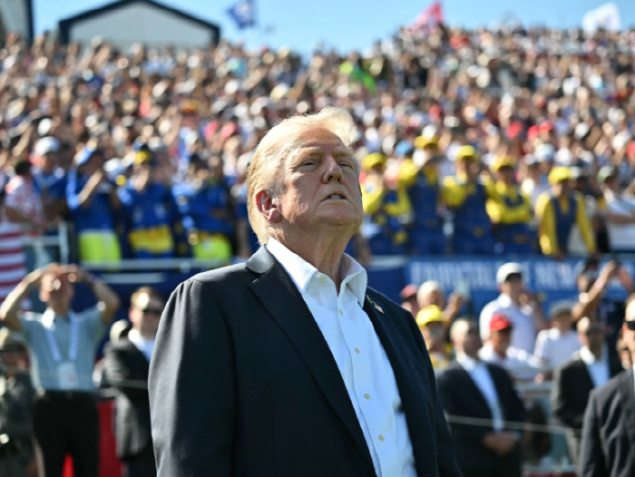 도널드 트럼프 미국 대통령의 마스터스 토너먼트 참가 여부에 관심이 쏠리고 있는 가운데, 부치 허먼은 그가 절대로 환영받지 못할 것이라고 주장했다. 2025 라이더컵 당시 대회장에 모습을 드러낸 트럼프 대통령의 모습. AP연합뉴스