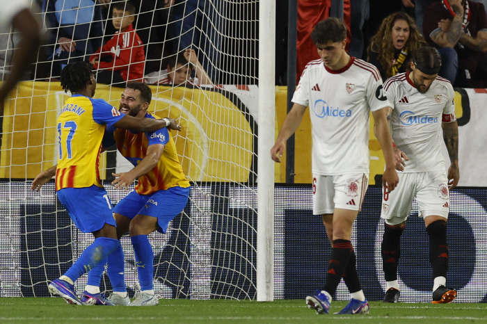 충격! '강등 위기' 세비야 선수단, 팬들로부터 살해 협박 받았다…훈련장 봉쇄 조치