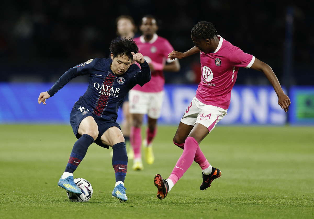 Soccer Football - Ligue 1 - Paris St Germain v Toulouse - Parc des Princes, Paris, France - April 3, 2026 Paris St Germain's Lee Kang-in in action with Toulouse's Pape Diop REUTERS/Benoit Tessier