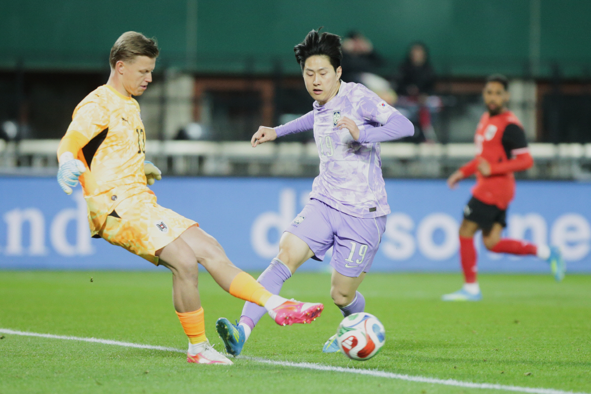 Austria's goalkeeper Patrick Pentz, left, and South Korea's Kang-in Lee in action during the international friendly soccer match between Austria and South Korea in Vienna, Austria, Tuesday, March 31, 2026. (AP Photo/Heinz-Peter Bader)
