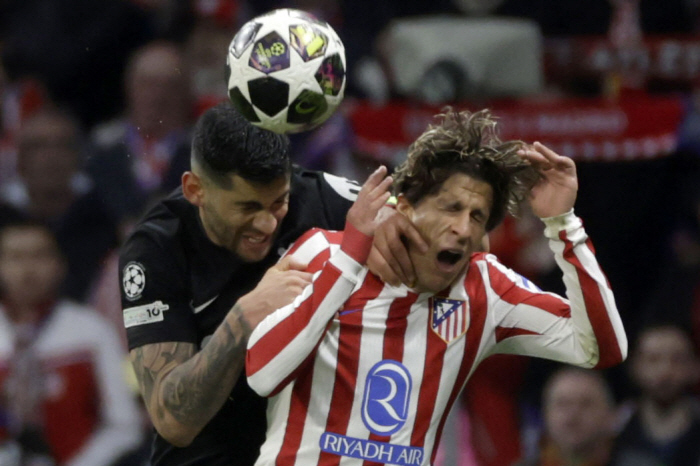 epa12810262 Tottenham's Cristian Romero (L) in action against Atletico's Giuliano Simeone (R) during the UEFA Champions League round-of-16 first leg soccer match between Atletico Madrid and Tottenham Hotspur, in Madrid, Spain, 10 March 2026. EPA/JUANJO MARTIN