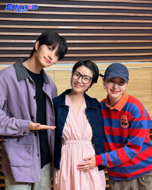 김고은, 임신 안영미 D라인 배에 살포시 얹은 손…벌써부터 조카사랑 ‘훈훈’