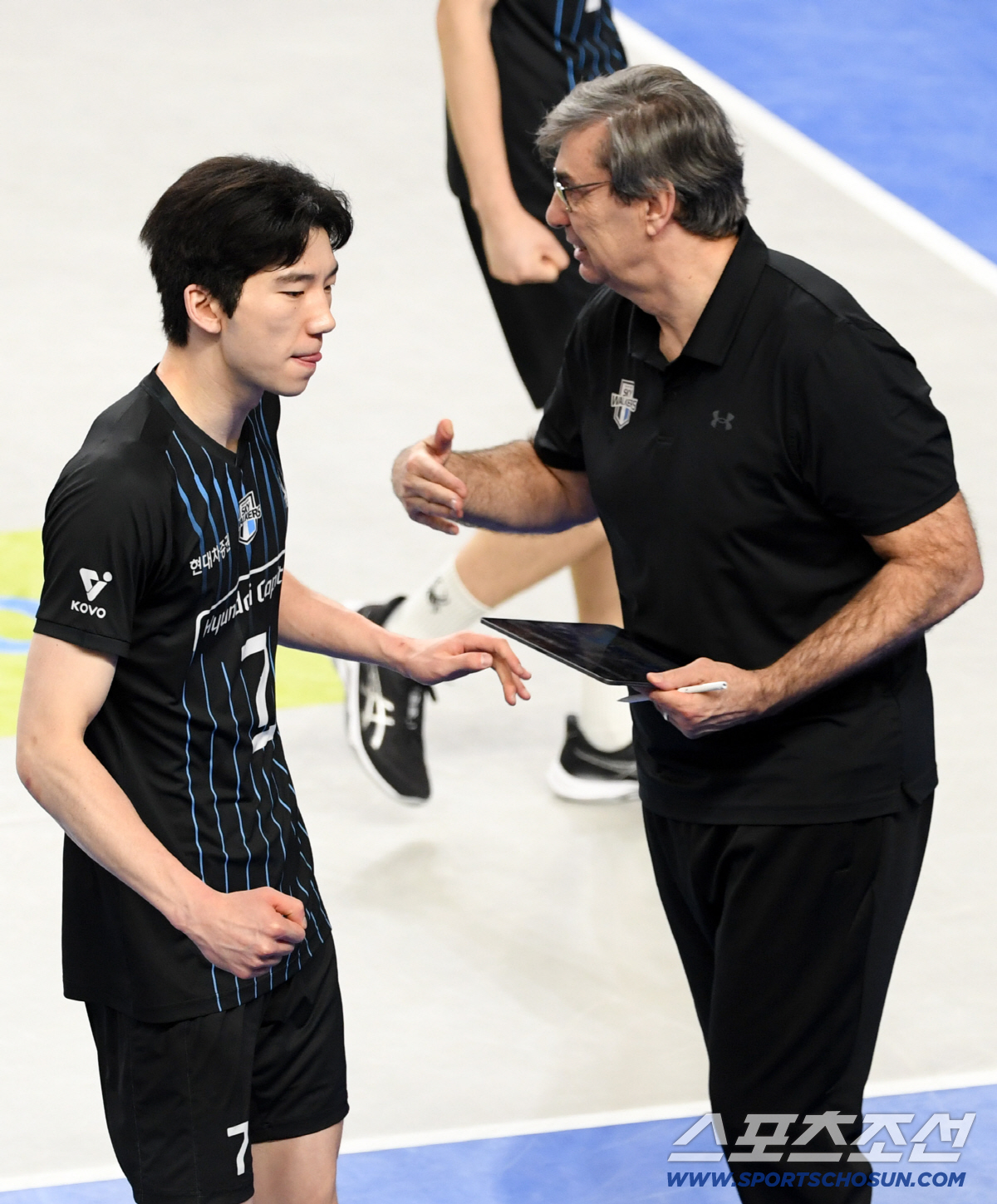6일 천안 유관순체육관에서 열린 V리그 챔피언결정전 현대캐피탈과 대한항공의 경기. 현대캐피탈 허수봉, 필립 블랑 감독이 득점 후 환호하고 있다. 천안=박재만 기자 pjm@sportschosun.com/2026.04.06/