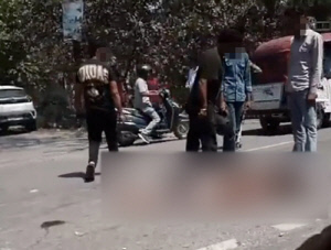 교통사고 피해자 25분간 방치…구조 대신 촬영만 '공분'