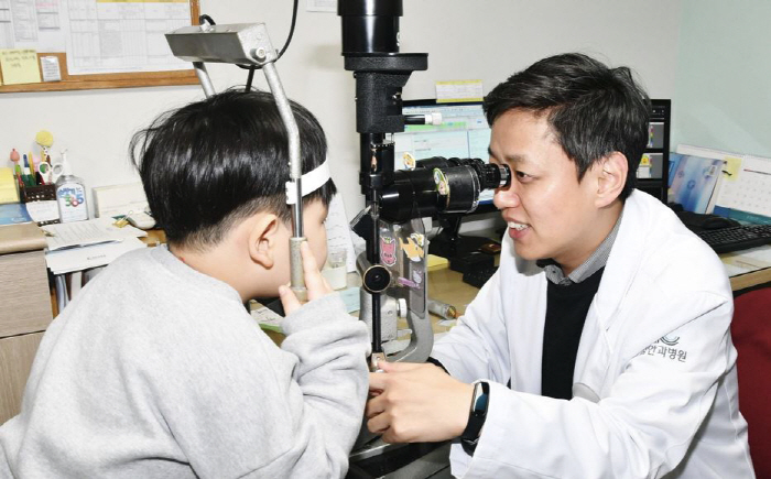 진료 중인 김대희 전문의