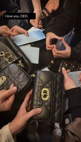지수, 직원들에 '445만원' 명품백 쐈다…"아이 러브 유 CEO" 인증 폭발