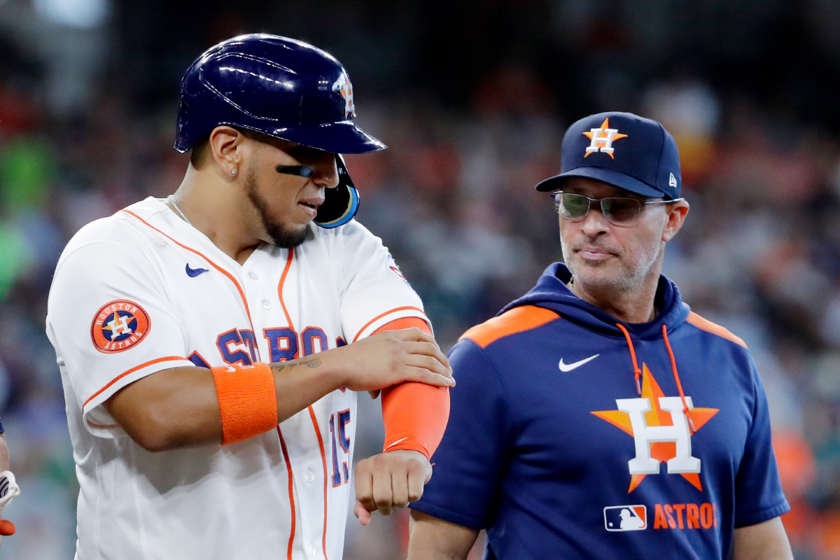 조 에스파다 휴스턴 감독(오른쪽)과 아이작 파레데스. AP연합뉴스