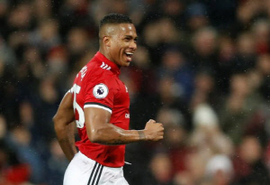 [오피셜] '박지성 맨유 경쟁자' EPL 우승 전설, 5년 만에 축구팀 입단→근육질 피지컬 재현할까