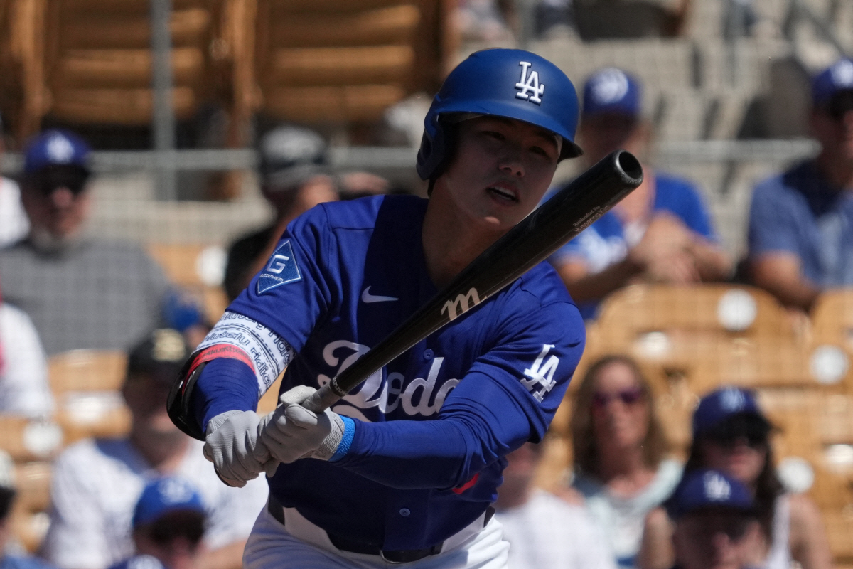 Los Angeles Dodgers' Hyeseong Kim, left, forces out Toronto Blue Jays' Daulton Varsho (5) to end the first inning of a baseball game in Toronto, Monday, April 6, 2026. (Frank Gunn/The Canadian Press via AP) MANDATORY CREDIT
