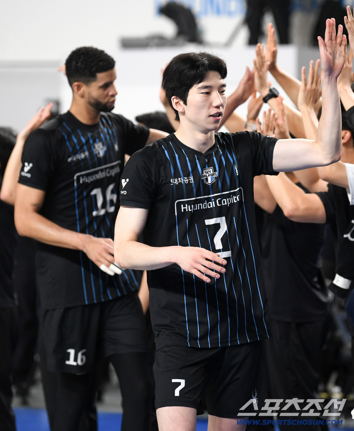 6일 천안 유관순체육관에서 열린 V리그 챔피언결정전 현대캐피탈과 대한항공의 경기. 3차전 승리한 현대캐피탈 레오, 허수봉이 환호하고 있다. 천안=박재만 기자 pjm@sportschosun.com/2026.04.06/