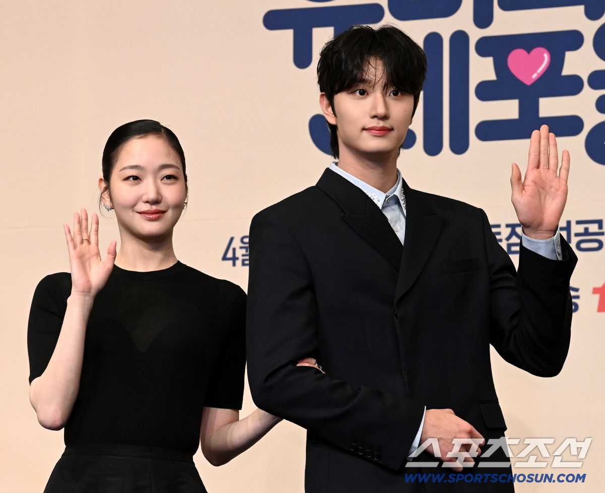 7일 서울 더링크호텔에서 열린 티빙 오리지널 '유미의 세포들 시즌3'의 제작발표회. 김고은과 김재원이 포토타임을 갖고 있다.허상욱 기자wook@sportschosun.com/2026.04.07/