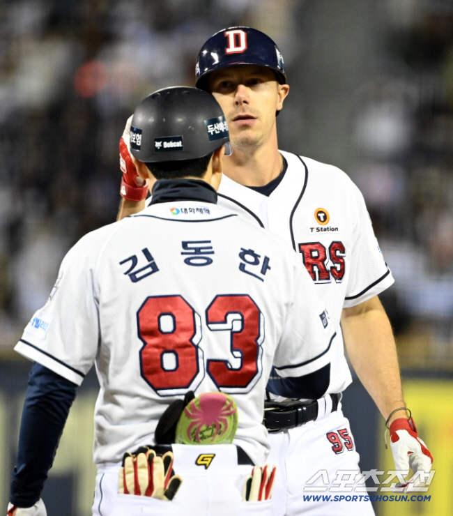 2일 잠실야구장에서 열린 KT와 두산의 와일드카드 1차전, 6회말 1사 1루 두산 제러드가 안타를 치고 있다. 잠실=허상욱 기자 wook@sportschosun.com/2024.10.02/