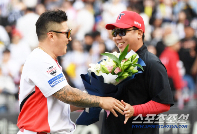 27일 광주 기아챔피언스필드에서 열린 KIA 타이거즈와 LG 트윈스의 경기. 이날 승리로 통산 100승에 성공한 KIA 이범호 감독에게 최형우가 꽃다발을 건네고 있다. 광주=박재만 기자 pjm@sportschosun.com/2025.04.27/