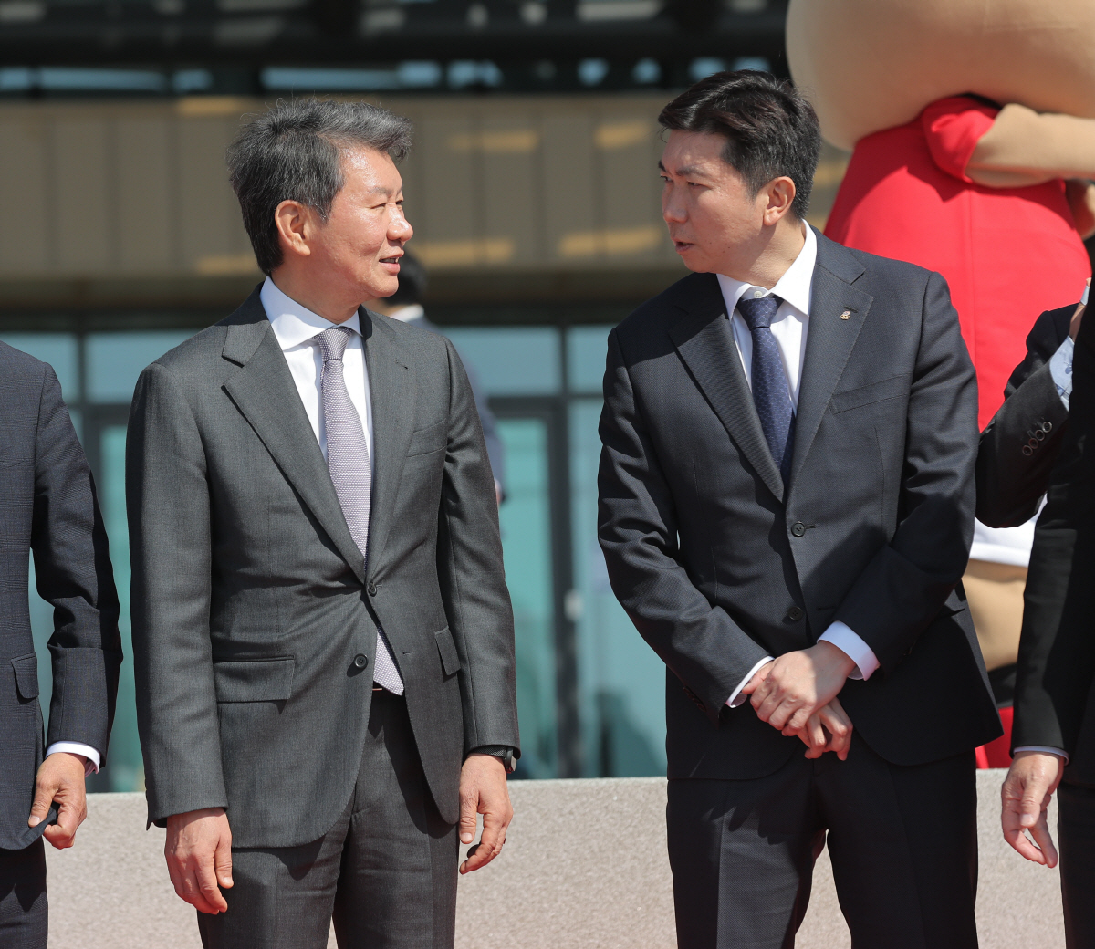 대화 나누는 정몽규 회장-유승민 회장 (천안=연합뉴스) 류영석 기자 = 7일 충남 천안 코리아풋볼파크에서 열린 공식 개관식에서 정몽규 대한축구협회장(왼쪽)과 유승민 대한체육회장이 대화를 나누고 있다. 2026.4.7 ondol@yna.co.kr(끝)