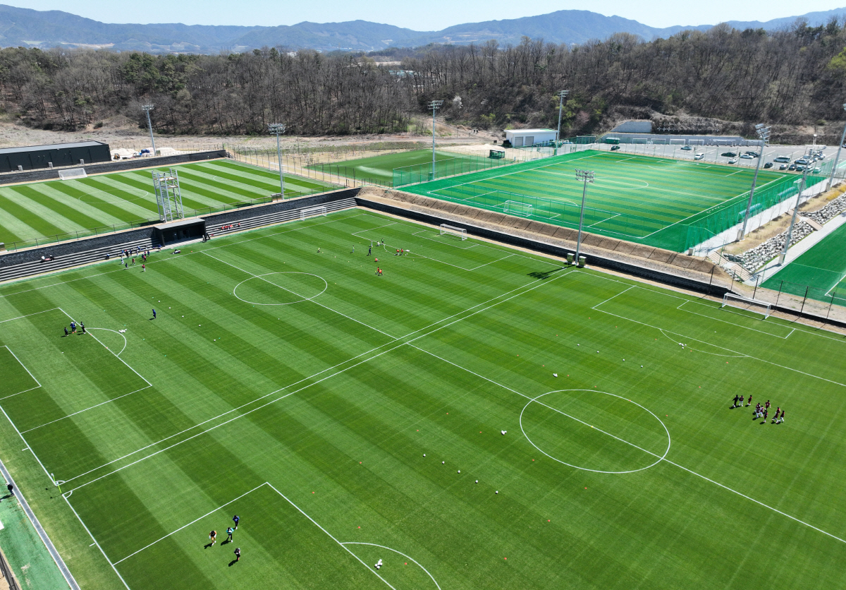 한국 축구문화 거점 될 코리아풋볼파크 (천안=연합뉴스) 류영석 기자 = 7일 공식 개관한 충남 천안 코리아풋볼파크 전경 모습. 2026.4.7 ondol@yna.co.kr(끝)