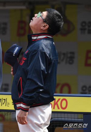 '폭투 1위' 롯데, 아군 위협하는 포크볼 → 김태형 감독 진단은 