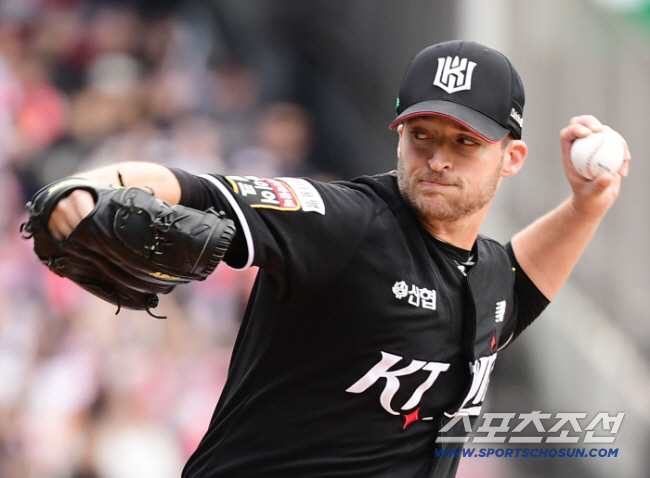 3일 잠실야구장에서 열린 KT와 두산의 와일드카드 2차전. 선발 투구하고 있는 KT 벤자민. 잠실=송정헌 기자songs@sportschosun.com/2024.10.03/