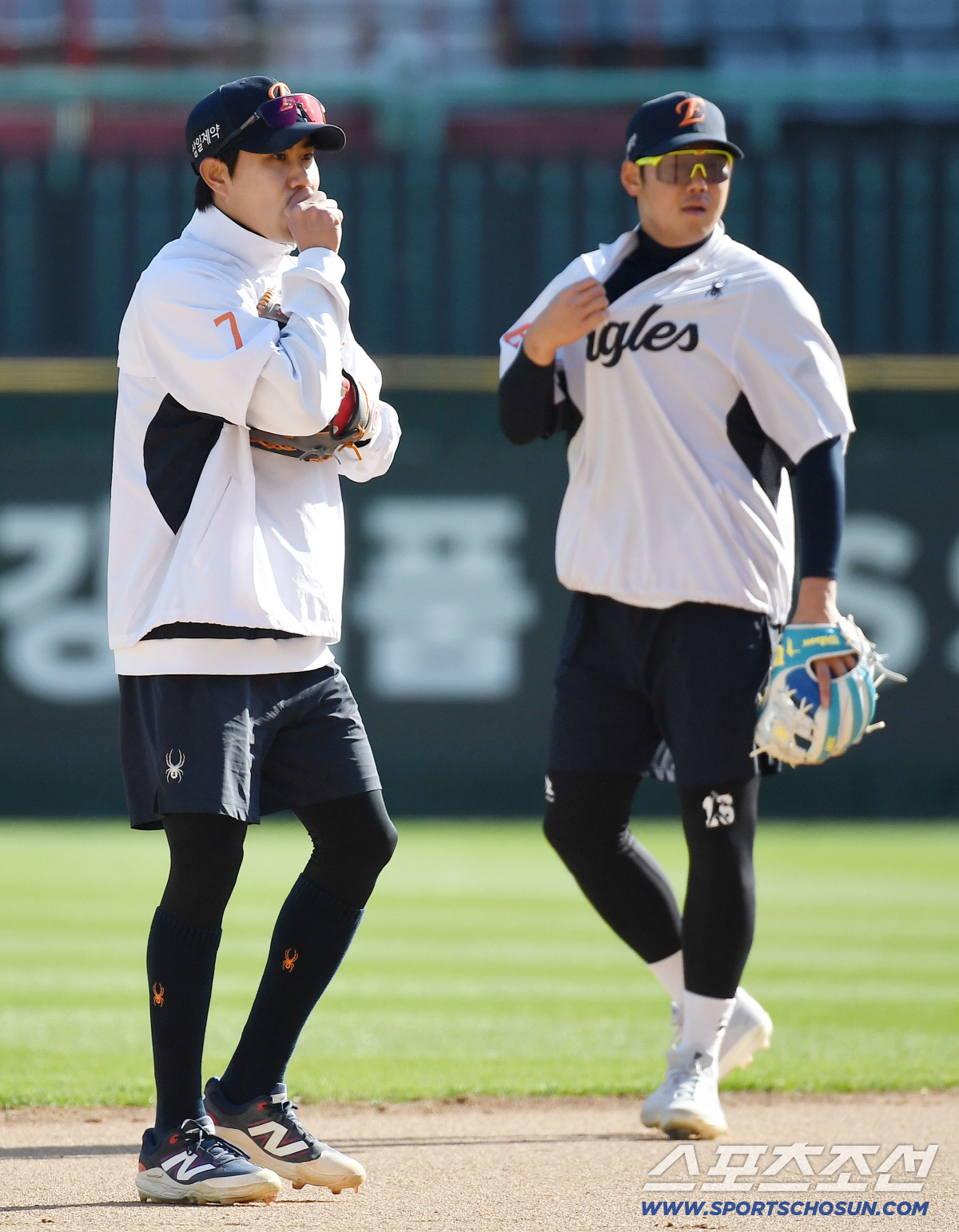 7일 인천 SSG랜더스필드에서 열리는 SSG와 한화의 경기. 수비 훈련을 함께하고 있는 심우준, 하주석. 인천=송정헌 기자songs@sportschosun.com/2026.04.07/