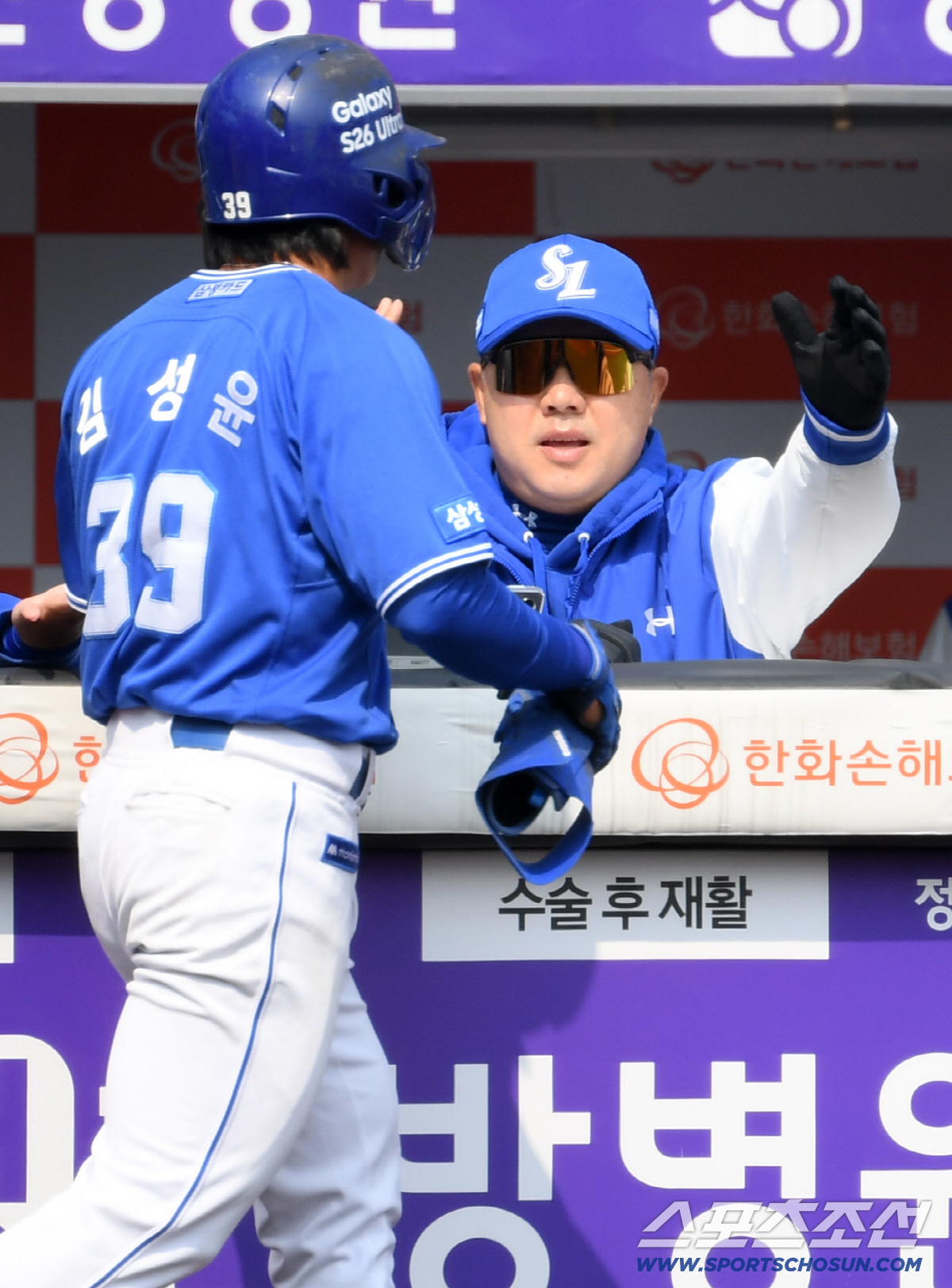 12일 대전한화생명볼파크에서 열린 KBO리그 한화 이글스와 삼성 라이온즈의 시범경기. 삼성 박진만 감독이 득점한 김성윤을 반기고 있다. 대전=박재만 기자 pjm@sportschosun.com/2026.03.12/