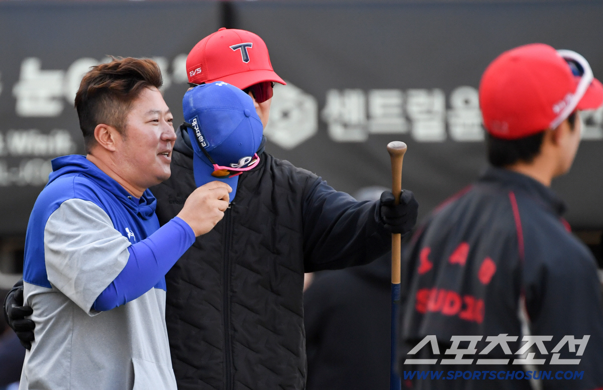 최형우는 손승락 코치 품에 안겨 미소 짓었다.