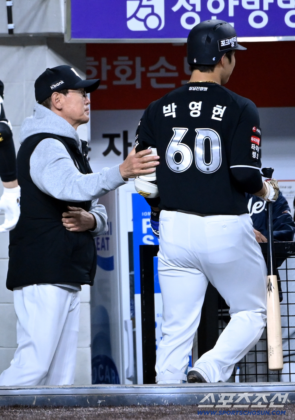 1일 대전한화생명볼파크에서 열린 KT와 한화의 경기. 9회초 1사 1,2루 KT 박영현이 타석에 나섰다 배정대와 교체되고 있다. 박영현을 격려하는 이강철 감독의 모습. 대전=허상욱 기자wook@sportschosun.com/2026.04.01/