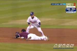 37세 베테랑의 투혼 발야구. 안타→우익수 플라이에 2루→패스트볼에 3루돌아 홈까지[잠실 현장]