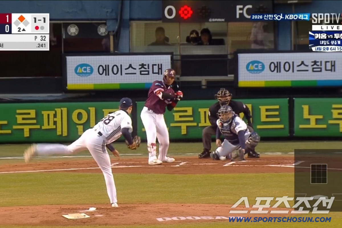두산 최승용의 피칭을 포수 양의지가 잡을 때 미트에 맞고 옆으로 튀고 있다. SPOTV2 중계화면 캡쳐