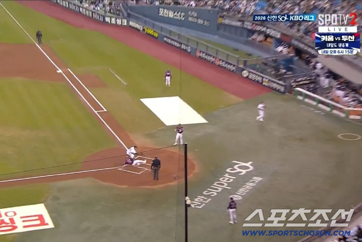 키움 2루주자 이형종이 최승용의 투구가 옆으로 튀었을 때 3루를 돌아 홈까지 달려 득점했다. SPOTV2 중계화면 캡쳐