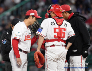 '이게 아닌데' 4연속 볼넷 → 밀어내기까지, 日 66승 아쿼 왜 이러나[인천 현장]