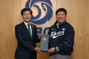 "야구장 7면 보유 → 프로야구 2군 경기 개최 목표" 밀양시, 허구연 KBO 총재와 면담…야구 인프라 활용 논의
