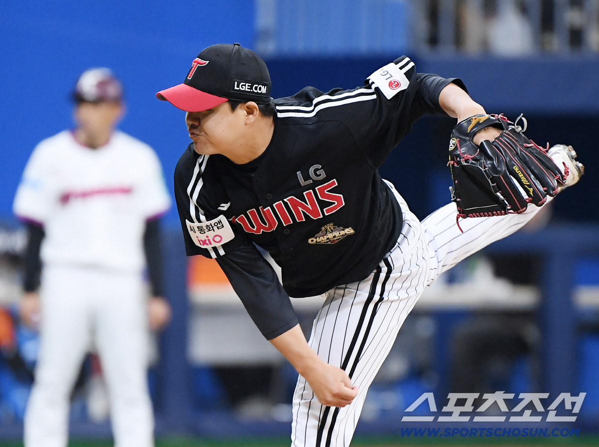 5일 서울 고척스카이돔에서 열린 LG-키움전. 7회말 마운드에 오른 장현식이 투구하고 있다. 정재근 기자 cjg@sportschosun.com/2026.4.5/