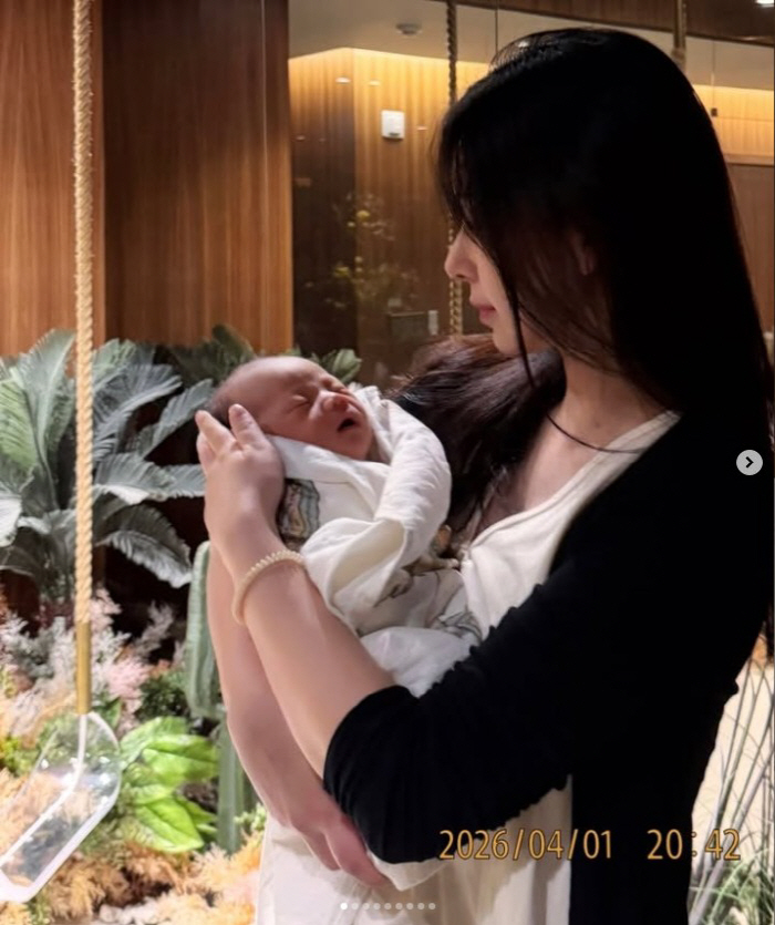 야옹이 작가, 출산 후에도 '뼈말라 미모' 여전…"둘째子도 이미 완성형"