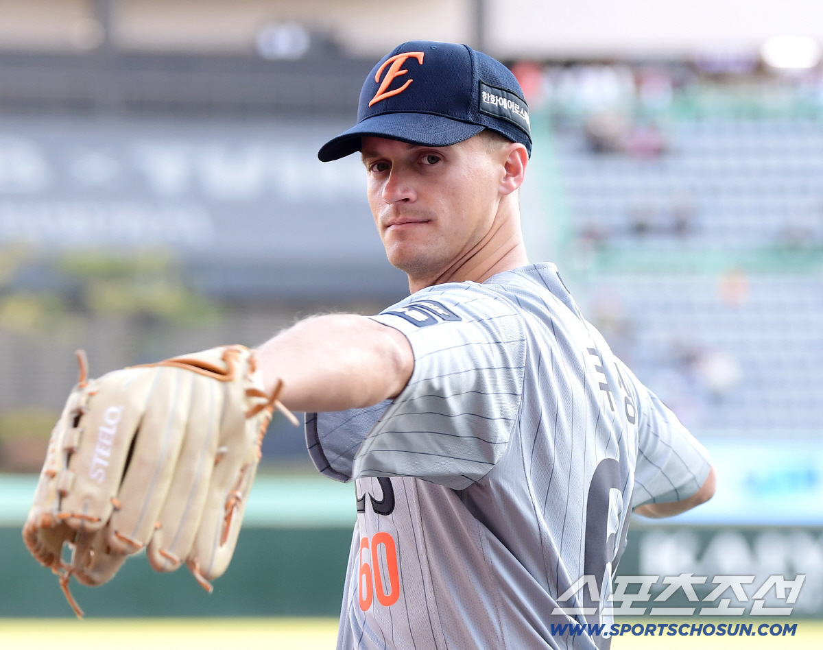 7일 인천 SSG랜더스필드에서 열리는 SSG와 한화의 경기. 포토타임 포즈를 취하고 있는 한화 새로운 외국인투수 쿠싱. 인천=송정헌 기자songs@sportschosun.com/2026.04.07/