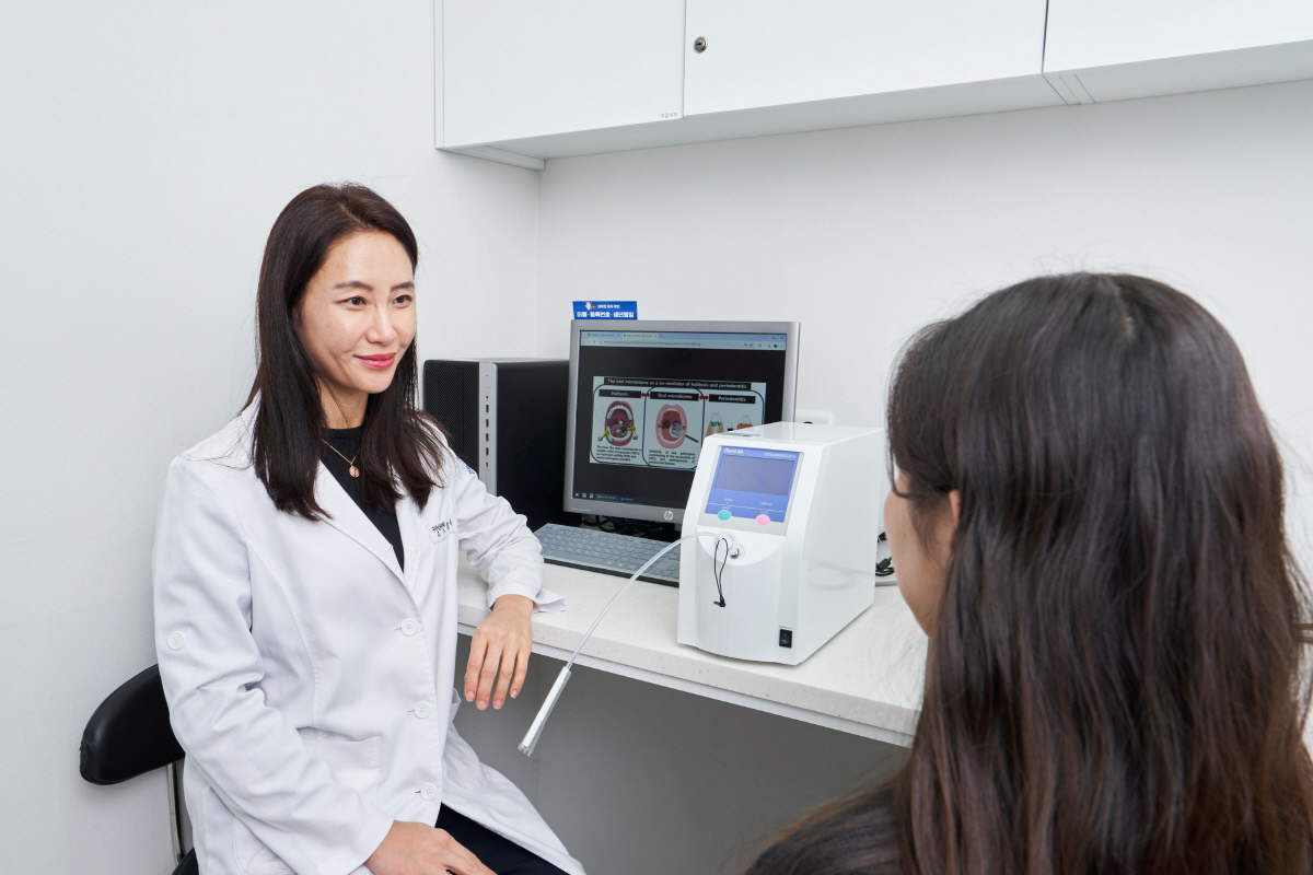 ◇봄철 입 냄새 예방에 대해 설명하고 있는 홍성옥 교수. 사진제공=강동경희대병원