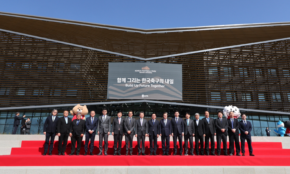 천안 코리아풋볼파크 공식 개관식 (천안=연합뉴스) 류영석 기자 = 7일 충남 천안 코리아풋볼파크에서 열린 공식 개관식에서 정몽규 대한축구협회장, 유승민 대한체육회장을 비롯한 참석자들이 스타디움 입구를 배경으로 기념촬영을 하고 있다. 2026.4.7 ondol@yna.co.kr(끝)