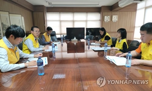 (서울=연합뉴스) 외교부는 지난 달 30일부터 이달 1일까지 주케냐대사관과 함께 신속대응팀 모의훈련을 실시했다고 2일 밝혔다. 사진은 신속대응팀 현지 회의 모습. 2026.4.2 [외교부 제공. 재판매 및 DB 금지]