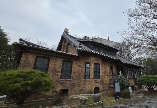 청라언덕에 위치한 붉은색 벽돌로 지어진 챔니스 주택. 1910년경에 건축된 것으로 추정된다. [사진/성연재 기자]