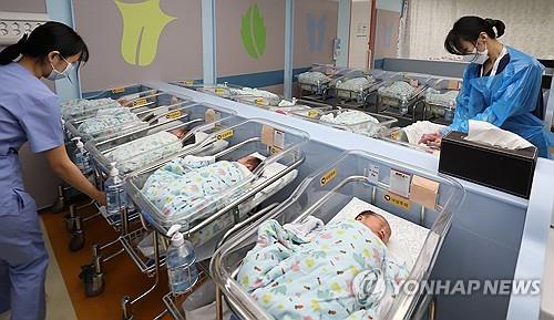 [팩트체크] 비혼 출산 늘었지만…여전히 OECD 최하위권