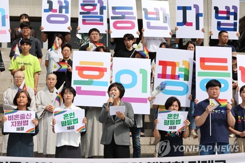 2023년 5월 31일 정의당 이정미 대표가 31일 오전 국회 본청 앞에서 열린 가족구성권 3법(혼인평등법·비혼출산지원법·생활동반자법) 발의 기자회견에서 모두 발언을 하고 있다. [연합뉴스 자료사진]