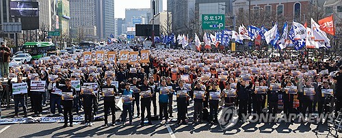 (서울=연합뉴스) 최재구 기자 = '노란봉투법'(노동조합 및 노동관계조정법 2·3조 개정 법률) 시행 첫날인 지난달 10일 서울 세종로에서 열린 민주노총 투쟁 선포대회에서 양경수 위원장을 비롯한 민주노총 조합원들이 손팻말을 들고 구호를 외치고 있다. 2026.3.10 jjaeck9@yna.co.kr