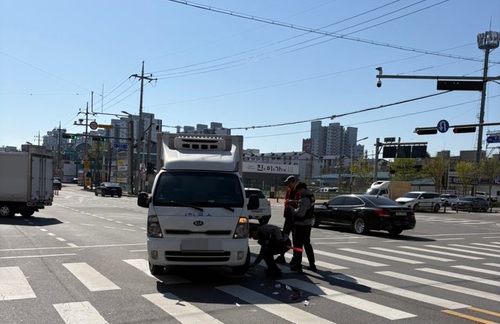 좌회전하던 1t 트럭에 길 건너던 90대 치여 중상