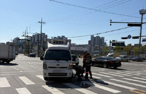 좌회전하던 1t 트럭에 길 건너던 90대 치여 중상