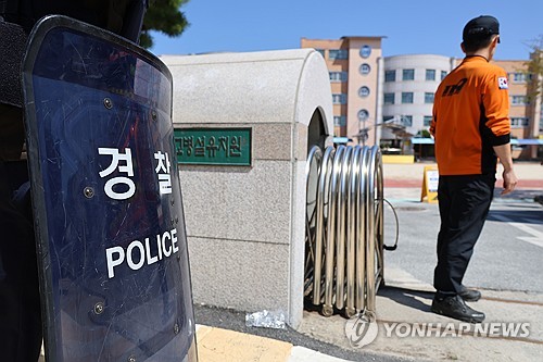 "늑대가 나타났다"…발칵 뒤집힌 동네, 학교 내 안전조치 강화