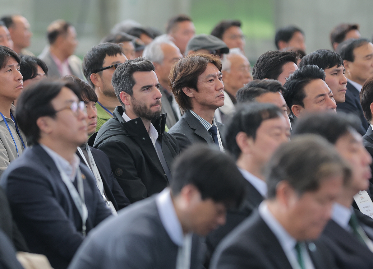 코리아풋볼파크 개관식 참석한 홍명보 감독 (천안=연합뉴스) 류영석 기자 = 7일 충남 천안 코리아풋볼파크에서 열린 공식 개관식에서 홍명보 축구 국가대표팀 감독이 참석해 있다. 2026.4.7 ondol@yna.co.kr(끝)