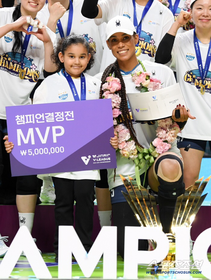 "그 분들 없었다면 나는 코트에 서지 못했다"…'1083+218' MVP 괴력, 잊지 않은 '숨은 조력자'