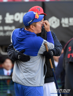 '삼성 유니폼 입고 돌아온 광주' 최형우는 손승락 품에 안겼다...뭉클했던 순간 [광주 현장]