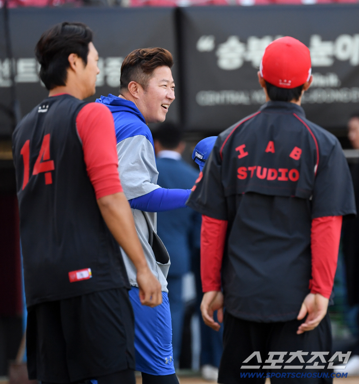 KIA 후배들은 광주를 찾은 최형우를 따뜻하게 반겼다.