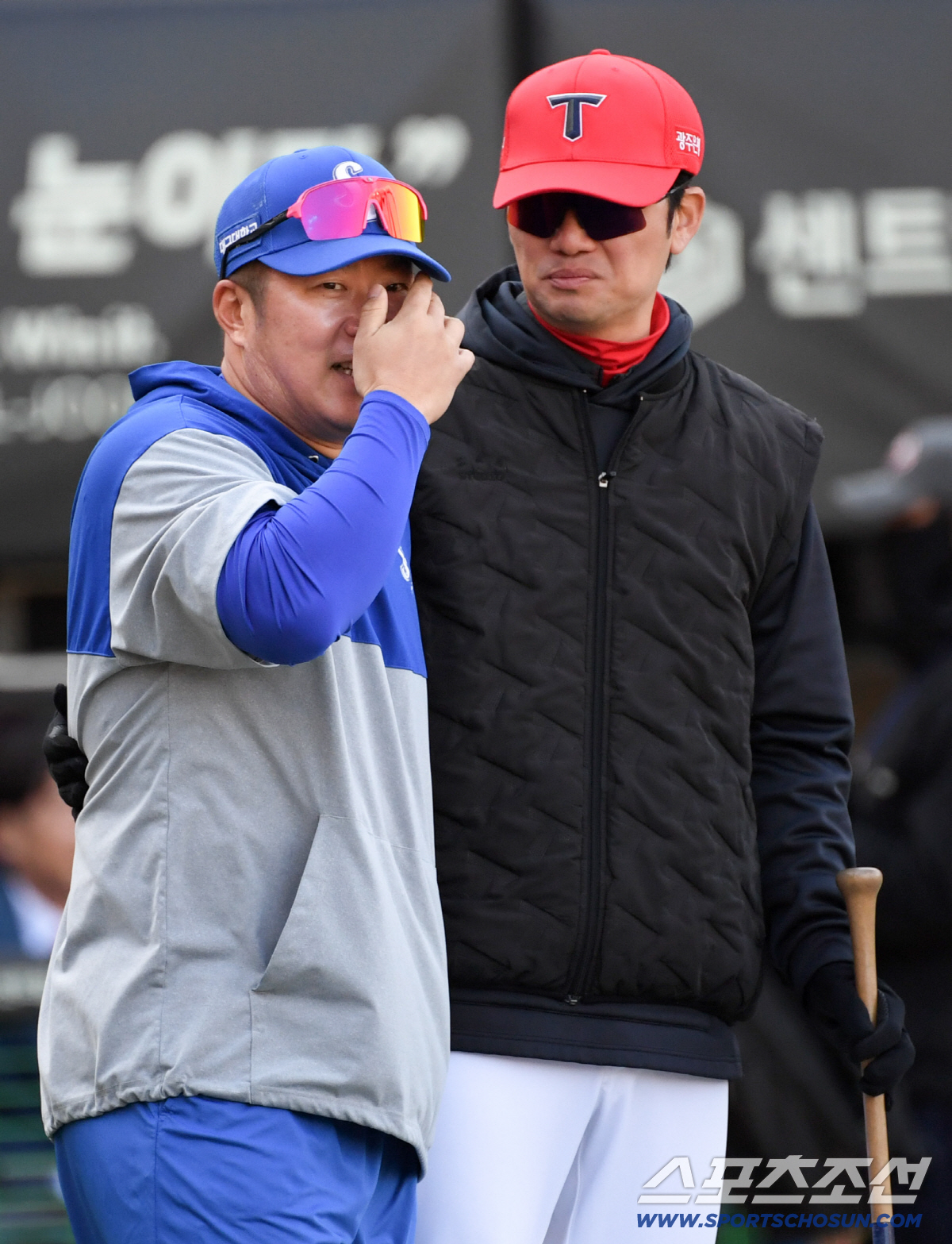 손승락 코치는 최형우의 몸을 연신 쓰다듬었다.