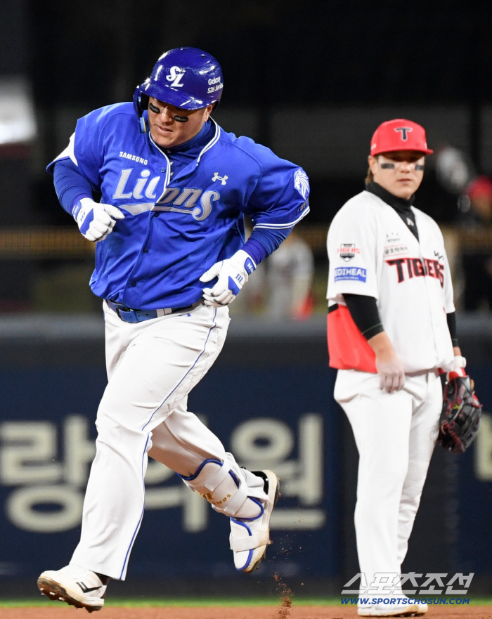 '43세 맞아?' 인사는 따뜻하게, 승부는 냉정하게...최형우 쐐기포에 박진만 감독·강민호 환호 