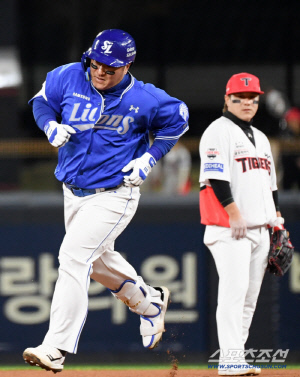 '43세 맞아?' 인사는 따뜻하게, 승부는 냉정하게...최형우 쐐기포에 박진만 감독·강민호 환호 [광주 현장]